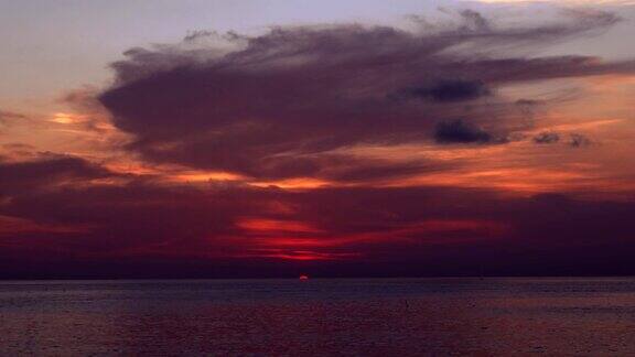 普吉岛卡隆海滩上美丽的日落