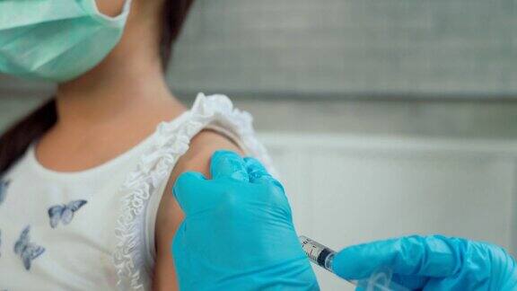 医生为女孩接种疫苗