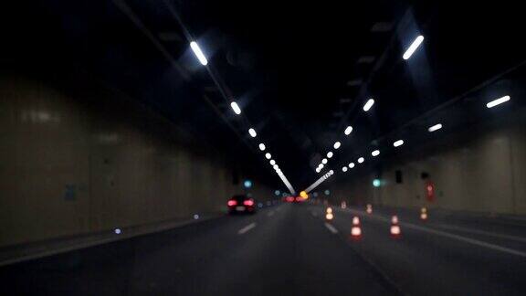 开车穿过隧道