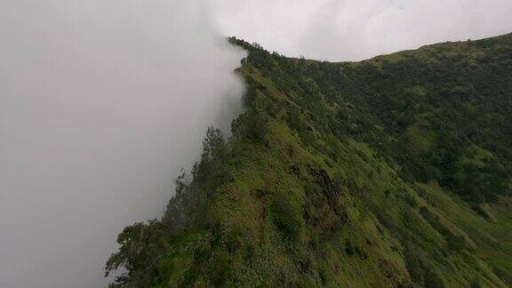 鸟瞰图飞行自然亚洲绿色火山口森林树岭地质