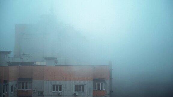 住宅楼顶部大雾弥漫雾蒙蒙的秋日背景