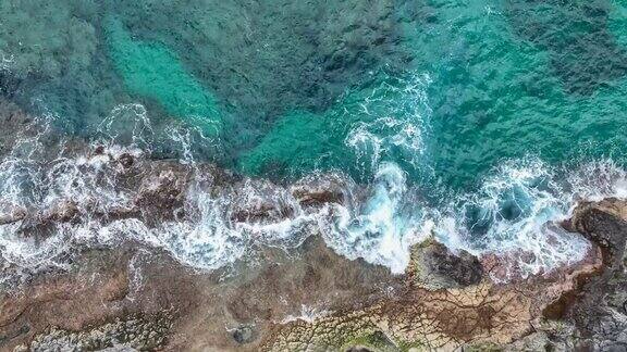 夏威夷海滩上蓝色海浪的全景