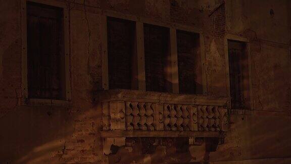 基奥吉亚古建筑立面上的光影