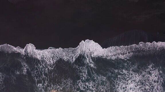 黑色火山沙滩波浪滚滚而来航拍