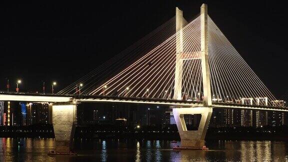 五彩缤纷的武汉第二长江大桥和夜间交通