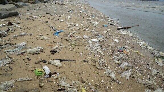 污染:海滩上的垃圾、塑料和废物