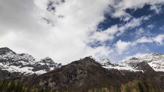 4K延时拍摄亚丁国家自然保护区的蓝天雪山