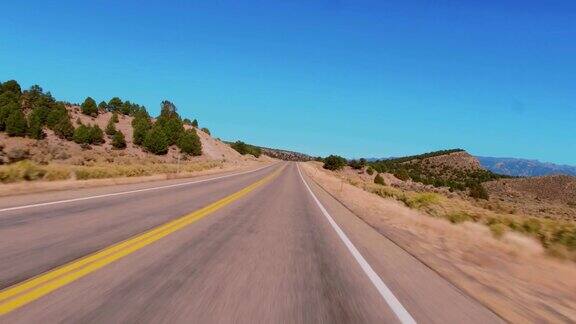 在犹他州风景优美的道路上开车美丽的乡村道路