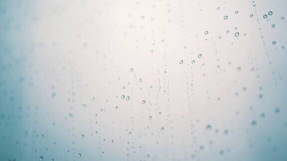 雨点落在磨砂玻璃上