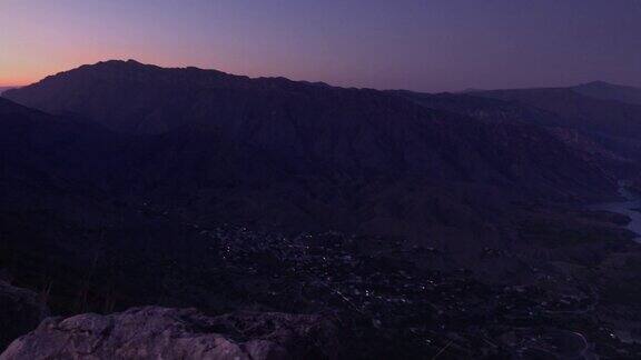 山峰和山谷在黄昏