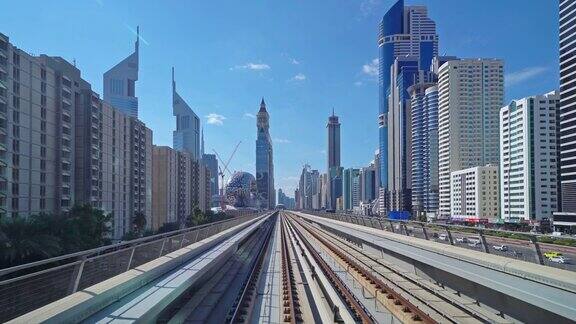 火车视图在迪拜市中心的金融区摩天大楼在城市城市阿联酋供旅游或假日度假的游客在蓝天的中午出行