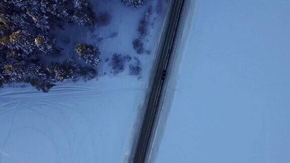 雪地和道路鸟瞰图在苔原路上的汽车俯视图