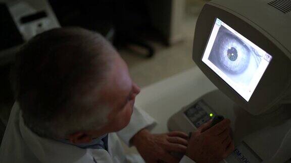 眼科医生在监视器中分析检查结果