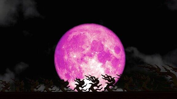 超级粉红的草莓月亮回到了夜空模糊的乌云移动通过屋顶