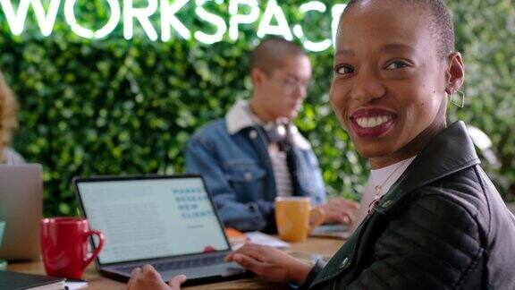 创业工作空间和黑人妇女与笔记本电脑肖像兴奋地工作在创意机构报告微笑的非洲营销业务女孩工作的发展数字建议在加拿大