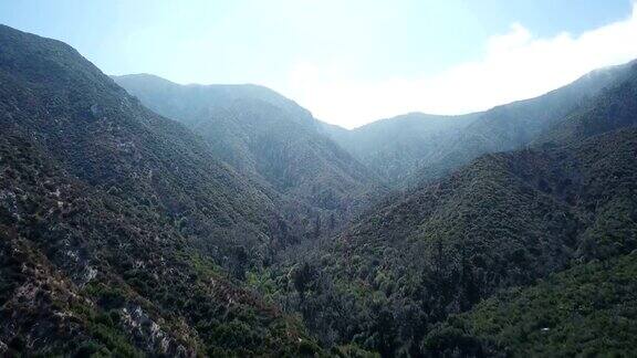 巨大的绿色山谷在加利福尼亚山脉