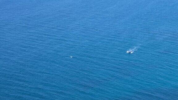 小船在美丽的蓝色海面上游动