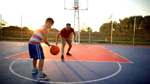 爸爸和儿子在打篮球