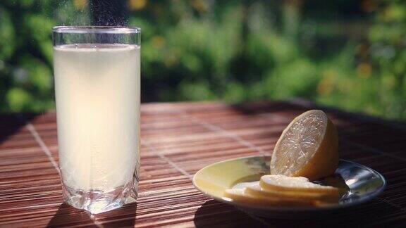柠檬水倒进玻璃杯里