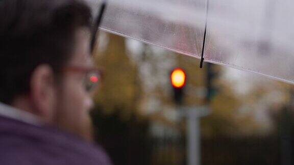 在雨中等待步行信号