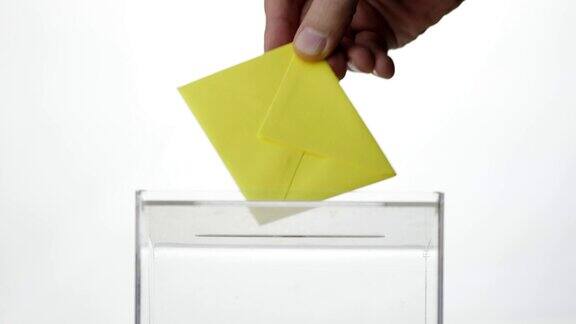 一名妇女将黄色信封投进选票