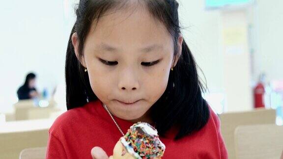 快乐的亚洲儿童一起在美食广场吃冰淇淋生活理念