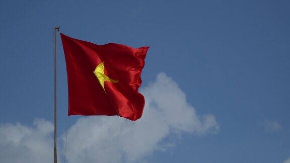 越南的红旗映衬着蓝天旗帜在风中飘扬