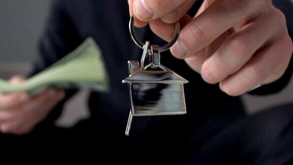 房地产经纪人收钱给客户钥匙让客户买房有利可图