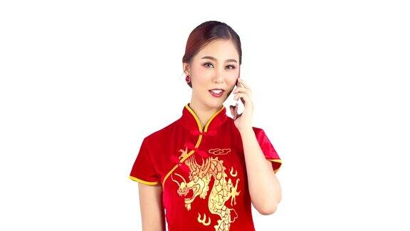 年轻的中国女子在用智能手机聊天