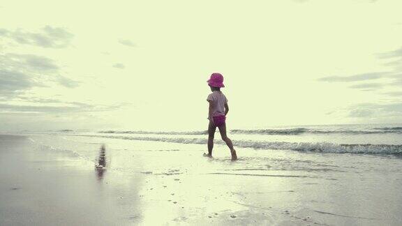 生活画面:小女孩在海滩上散步