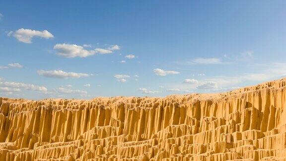 高沙墙上的蓝天背景沙沙漠景观时间流逝的场景