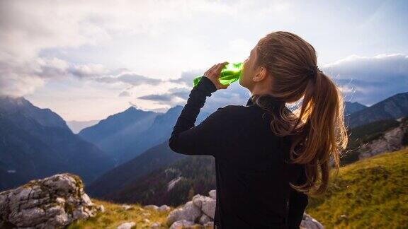 年轻女子在山中饮水