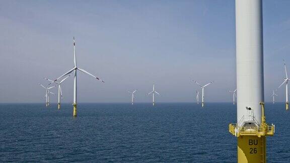 空中天线经过海上的风力涡轮机塔
