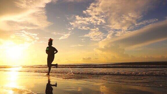 在沙滩上跑步的女人慢镜头