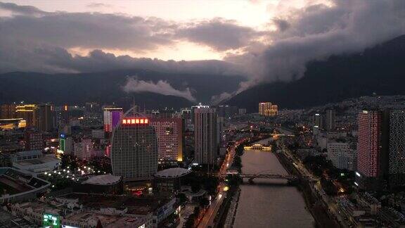 中国云南省大理旅游城市的建筑和洱海的