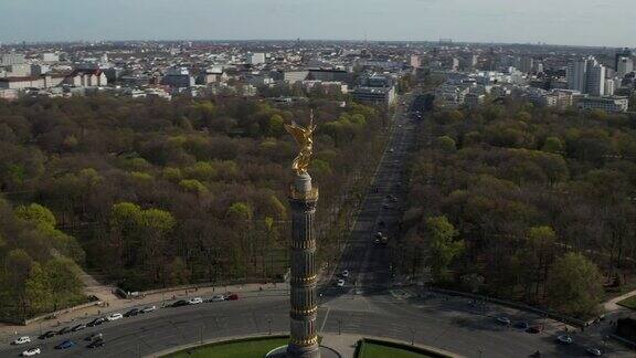 鸟瞰图:在美丽的阳光和德国柏林的城市周围环绕柏林胜利柱金像维多利亚
