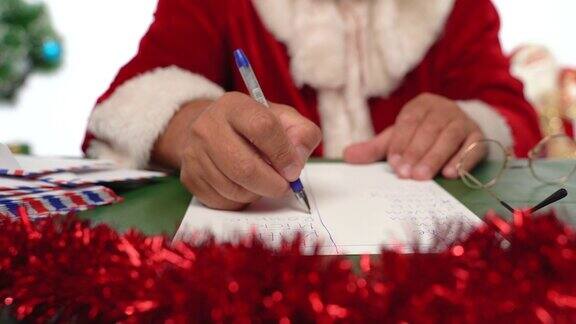 圣诞老人正在写一张清单特写