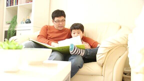 中国父亲帮助儿子学习!