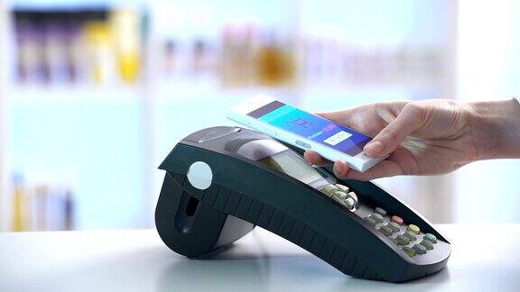 使用NFC技术的智能手机支付慢动作