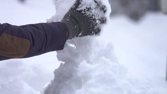 4k:特写打雪仗堆雪人在雪中嬉戏