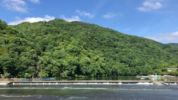 从渡月桥看岚山（日本京都）