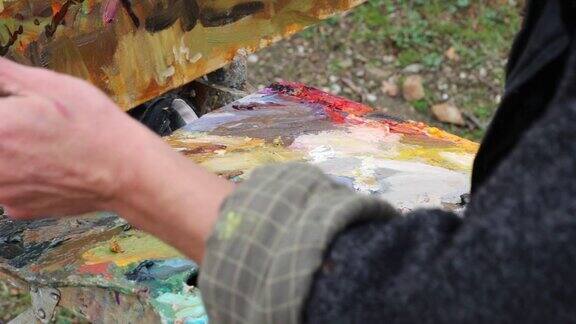 艺术家调色板的特写油画颜料混合
