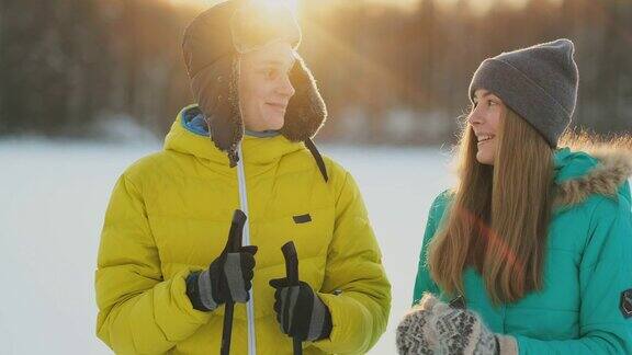 爱的男人和女人在冬天的森林里滑雪做户外活动引领健康的生活方式慢动作