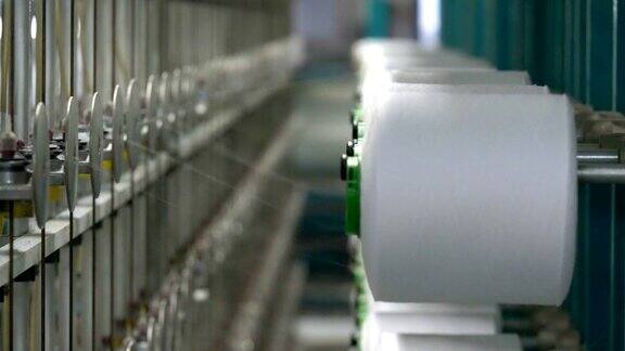 纺织厂工业整经机的白色纱线轴
