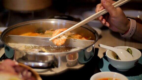 在家享用素喜烧汤里的大虾缓慢的运动