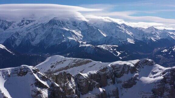 空中拍摄的雪覆盖的大山丘和勃朗峰