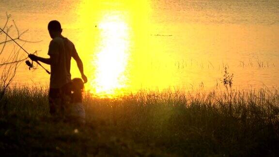 4K:父亲和儿子在日落钓鱼