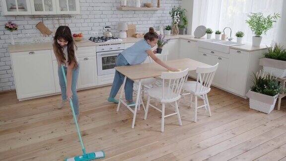 负责任的孩子在家里打扫厨房帮助父母料理家务