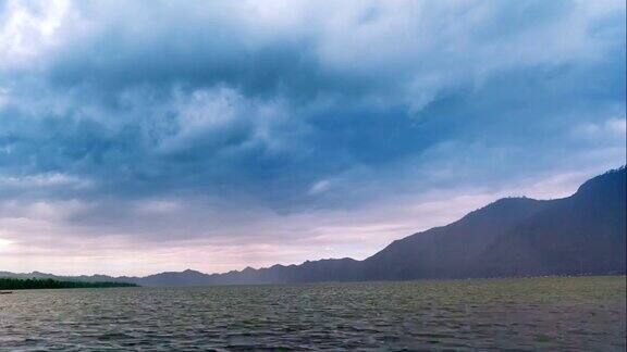 在巴厘岛的巴图尔湖上的Cloudscape的时间流逝İndonesia