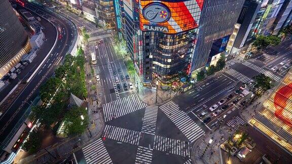 交通时间流逝鸟瞰图的一个十字路口在银座东京